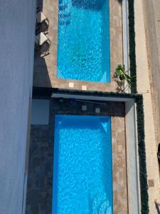 阿利坎特Villa Luxury - Private Pool - Wifi - Solarium的享有两个蓝色海水游泳池的上方景色