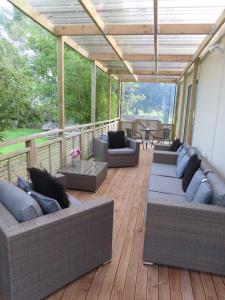 WestmereWestmere Retreat的平台上设有带沙发和桌子的庭院