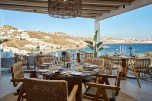 圣斯特凡诺斯Mykonos Princess Hotel的一间带桌椅的海景用餐室