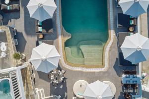 圣斯特凡诺斯Mykonos Princess Hotel的享有带遮阳伞的游泳池的顶部景致