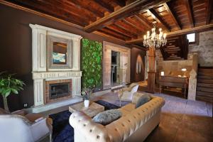 里约克维Casona De La Pinta的带沙发和壁炉的客厅