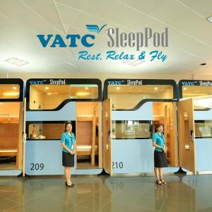 内排VATC1号航站楼胶囊旅馆的两个女人站在商店的门前