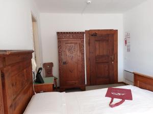 佩尔吉内瓦尔苏加纳Castel Pergine的一间卧室配有一张床和一扇木门