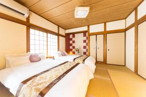 岬町Misaki no OKA 185的配有木天花板的客房设有两张床。