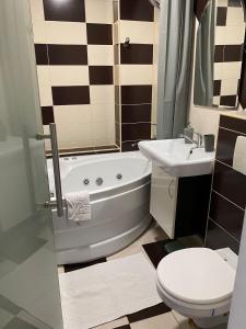 皮亚特拉-尼亚姆茨Tourist Apartment 1的带浴缸、卫生间和盥洗盆的浴室