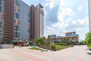 阿斯塔纳Highvill park apart的一座高楼城市的公园