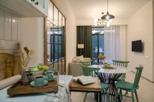 萨克德佐尔镇RIS Holiday Apartments Tsaghkadzor的客厅配有桌子和绿色椅子