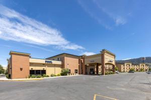 比尤特Comfort Inn Butte City Center I-15 - I-90的购物中心前的停车场