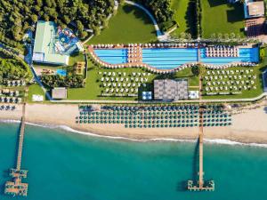 贝莱克Rixos Premium Belek - The Land of Legends Access的享有海滩空中美景和度假胜地