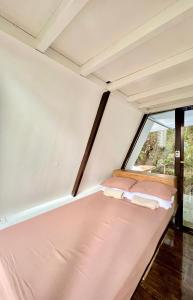 A-frame Villa at Tierra Verde, “Little Baguio” Real, Quezon的窗户客房内的一张床位