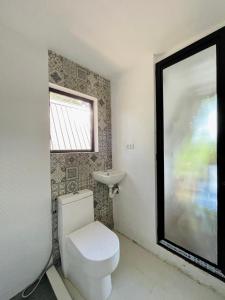 A-frame Villa at Tierra Verde, “Little Baguio” Real, Quezon的一间带卫生间、水槽和窗户的浴室