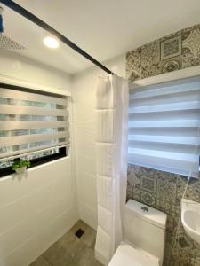 A-frame Villa at Tierra Verde, “Little Baguio” Real, Quezon的带淋浴和盥洗盆的浴室