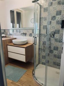 伊索拉戴里费米尼Casa Levante的一间带玻璃淋浴和水槽的浴室