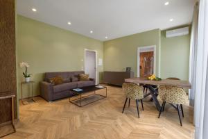索伦托Dreamers' Rooms Sorrento的客厅配有沙发和桌子