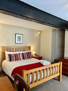 奥克姆The Kings Arms Inn的一间卧室配有一张木架大床