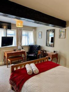 奥克姆The Kings Arms Inn的一间卧室设有一张床和一间客厅。