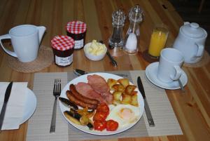 FangfossHillcroft Luxury Bed & Breakfast的木桌上的早餐盘