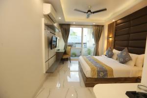 古尔冈Hotel Keshav Residency near Medanta Pure Veg的酒店客房设有床和窗户。