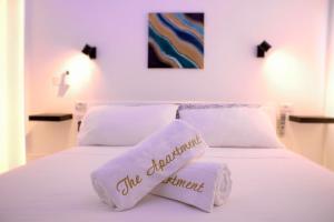 圣托斯特凡诺港The Apartment的一张白色的床,上面有两个枕头