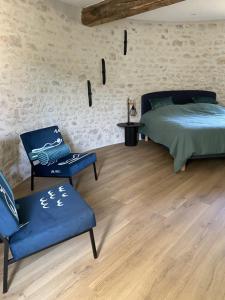 BeauvilliersFerme de Mesangeon的一间卧室配有一张床和一把椅子