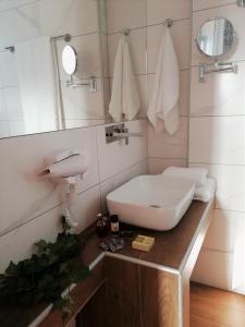 克拉默特Garden Apartments的浴室设有白色水槽和镜子
