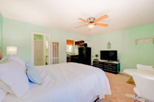 南太浩湖Pine Tree Place - Unit 3的卧室配有白色的床和吊扇