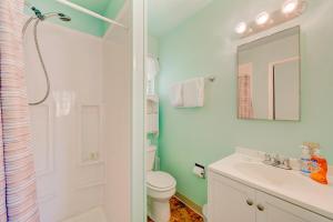南太浩湖Pine Tree Place - Unit 3的浴室配有卫生间、盥洗盆和淋浴。