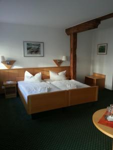 什未林施罗斯酒店的一间卧室配有一张带白色床单的大床