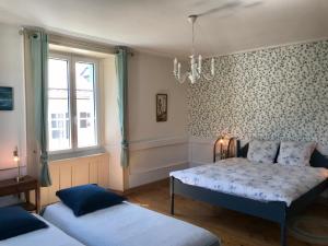La SagneHôtel Von Bergen的一间卧室设有两张床和窗户。