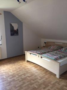 布兰肯海姆Ferienwohnung-Freuen的一间卧室,卧室内配有一张大床