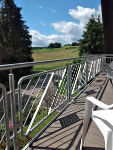 布兰肯海姆Ferienwohnung-Freuen的河上的桥梁,带桌子和椅子