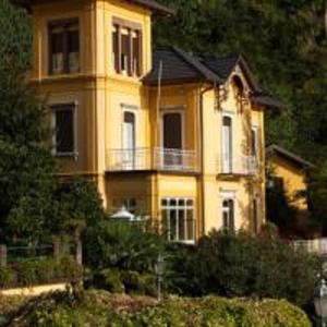 瓦伦纳Villa Torretta的山顶上的大型黄色房子