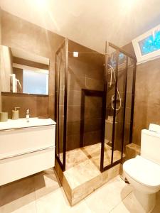 尼姆Superbe appartement Boheme dans les vignes的带淋浴、卫生间和盥洗盆的浴室