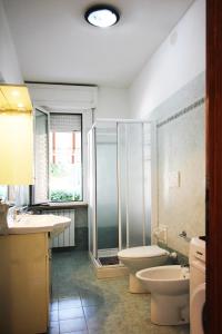 福洛尼卡Al mare da Enzo e Silvia的带淋浴、卫生间和盥洗盆的浴室