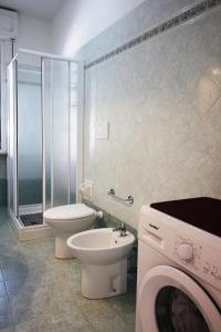 福洛尼卡Al mare da Enzo e Silvia的一间带卫生间和洗衣机的浴室