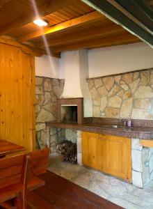 波罗维茨Villa Alexa的厨房配有带炉灶的石制壁炉