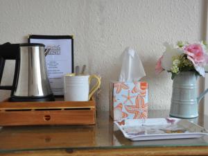 BurwashRose and Crown的花瓶和一盒组织纸的桌子