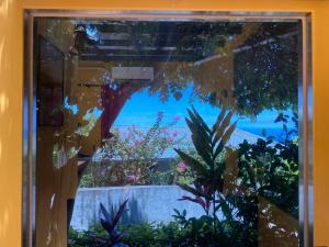 九份九份多桑的店民宿的从花园的窗户欣赏到海景