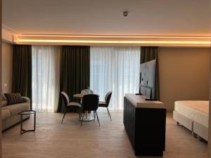 里乔内Ceccarini 9 home suite home的客厅配有床和桌椅