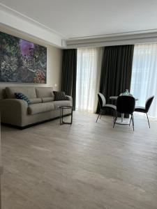 里乔内Ceccarini 9 home suite home的客厅配有沙发和桌子