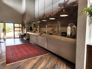 Karongwe Game ReserveKarongwe Portfolio - Becks Safari Lodge的厨房铺有红色地毯。
