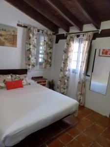 卡马莱尼奥极速酒店的卧室配有白色的床和2扇窗户。