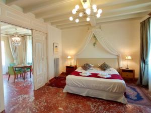 圣阿非力克多马内德拉斯果斯酒店的一间卧室配有一张带吊灯和桌子的床。