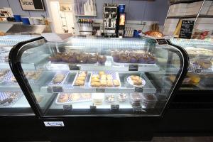 圣伊尼亚斯Aurora Borealis的面包店的展示箱,上面有许多不同的糕点