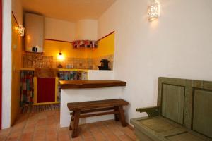 维拉多比斯坡Casa Amado, Aldeia da Pedralva的厨房配有桌子和长凳