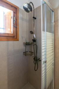 阿达玛斯Granny's Yard的浴室内配有淋浴和头顶淋浴