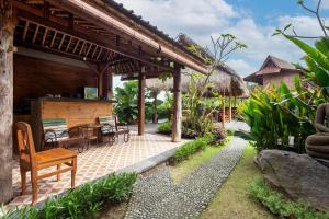 SilebengKubu Sakian Villa Sidemen by Samhita Bali的凉亭下方带桌椅的天井