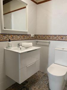 帕德隆Hostel & Rooms Casa Maia的浴室配有白色水槽和卫生间。