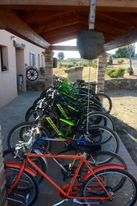 阿尔布斯AGRITURISMO Costa Verde的停在大楼旁边的一排自行车