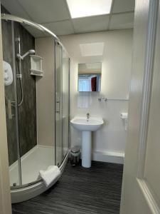 贝里罗斯特热瓦酒店-宾馆的一间带玻璃淋浴和水槽的浴室